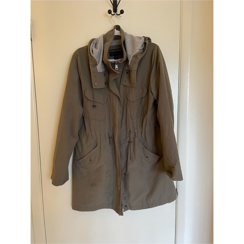 Olive spring jacket in size L from Bernardo.